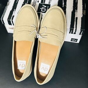 DV by Dolce Vita Women's Tan Loafers. New With Box Size 8.5 ( Fit for Size 8)